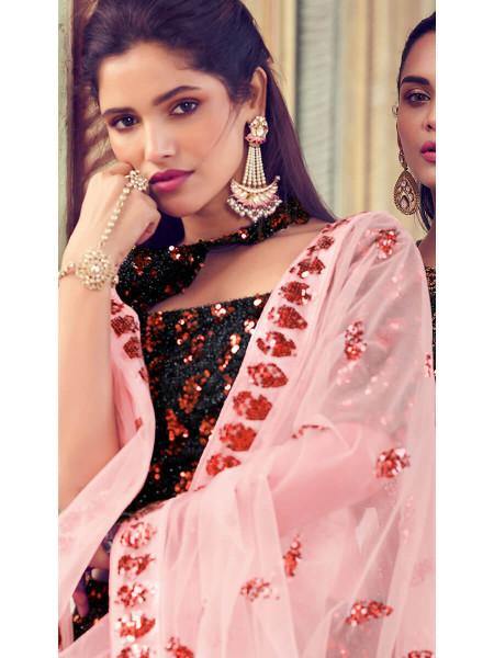 काले रंग का भारी कढ़ाई वाला फर लहंगा