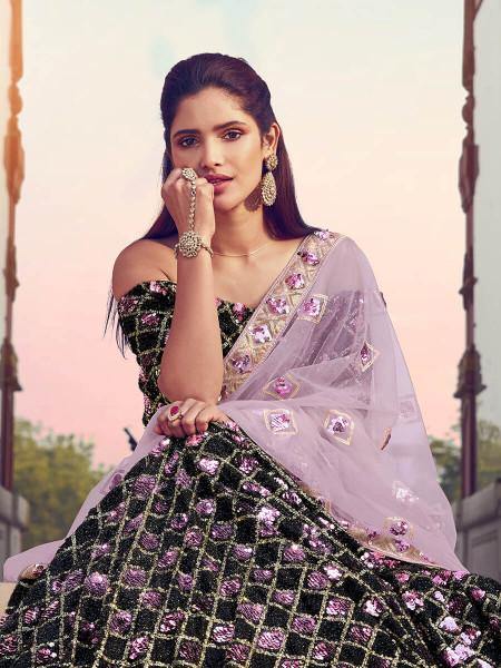 काले रंग का भारी कढ़ाई वाला फर लहंगा