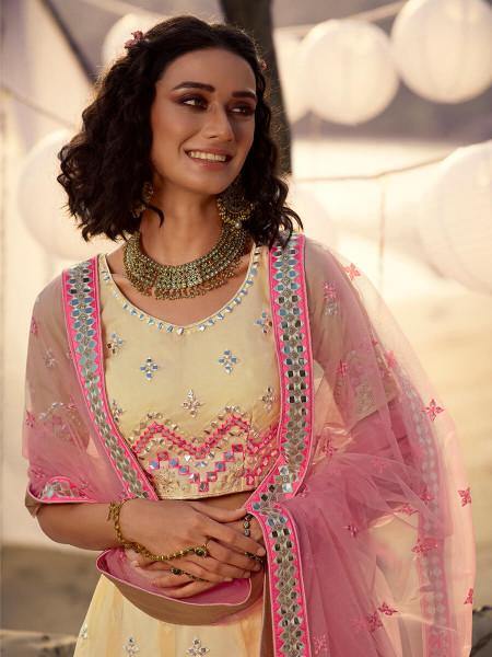 ऑफ व्हाइट कढ़ाई वाला ऑर्गेंजा लहंगा