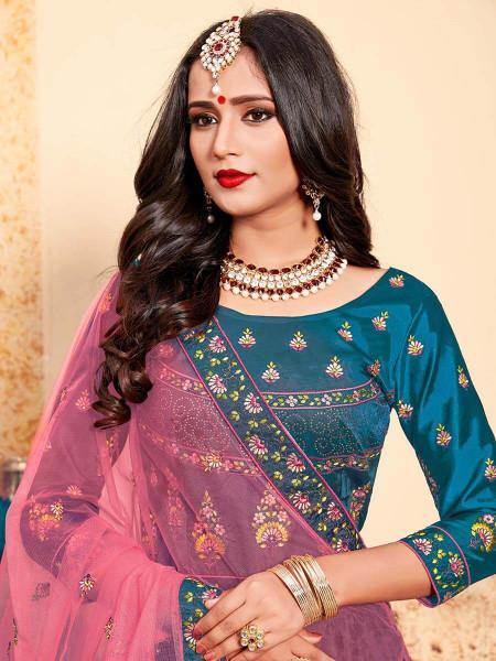 स्काई ब्लू साटन कढ़ाई वाला लहंगा