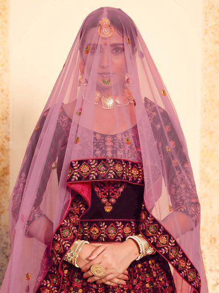 ब्राउन साटन कढ़ाई लहंगा