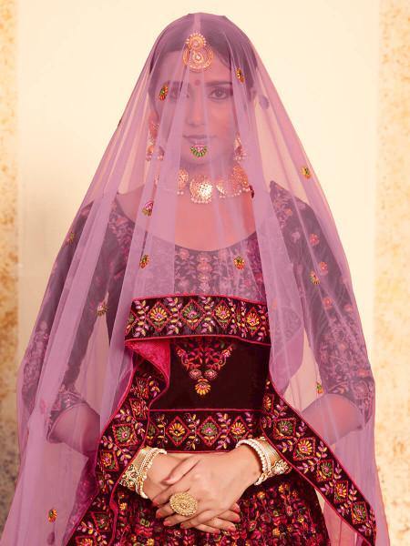 मैरून साटन कढ़ाई वाला लहंगा