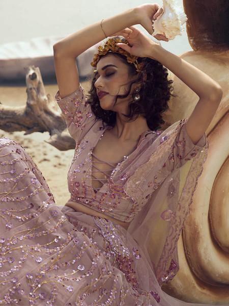 बकाइन कढ़ाई वाला नेट लहंगा