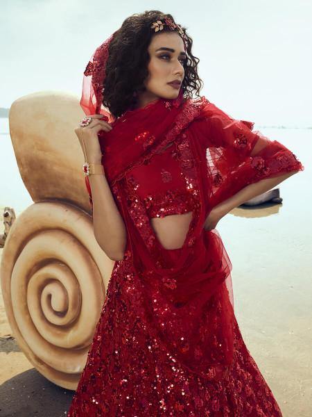 लाल कढ़ाई वाला नेट लहंगा