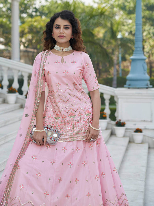 बेबी पिंक कढ़ाई वाला डिज़ाइनर लहंगा