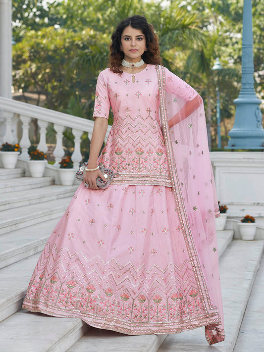 बेबी पिंक कढ़ाई वाला डिज़ाइनर लहंगा