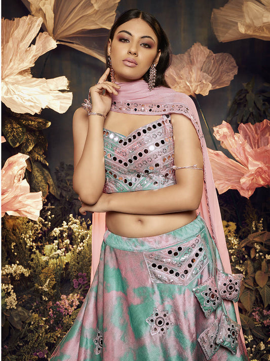 डस्टी पिंक वेलवेट कढ़ाई वाला डिज़ाइनर लहंगा