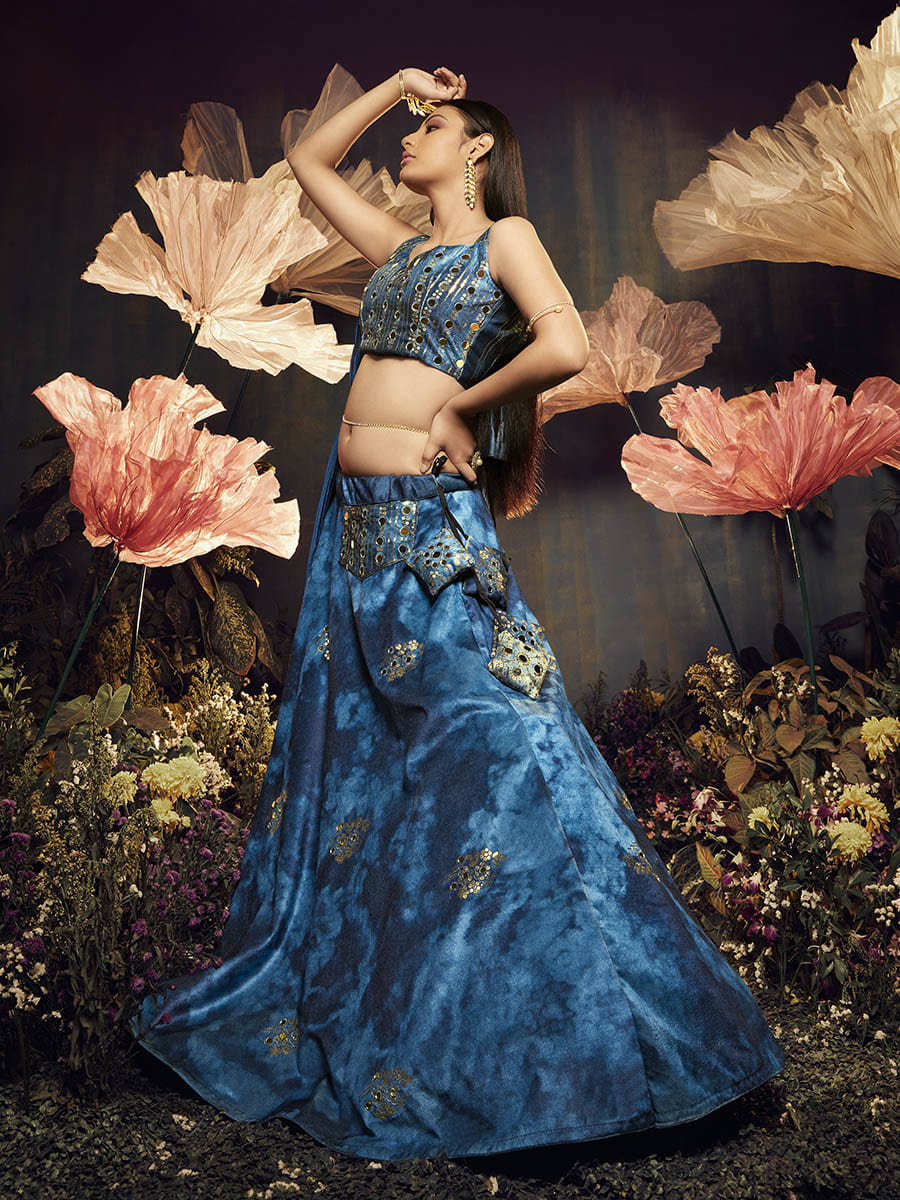 नीला मखमल कढ़ाई डिजाइनर लेहेंगा