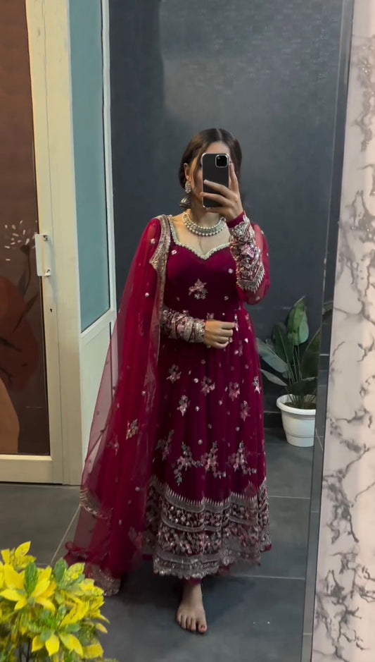 डिजाइनर जॉर्जेट सीक्वेंस वर्क गाउन