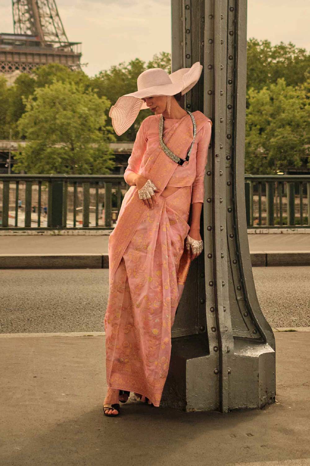 काइरा सिल्क ऑरेंज फ्लोरल वन मिनट साड़ी