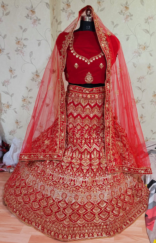 डिजाइनर लाल कढ़ाई हीरा काम लेहेंगा चोली