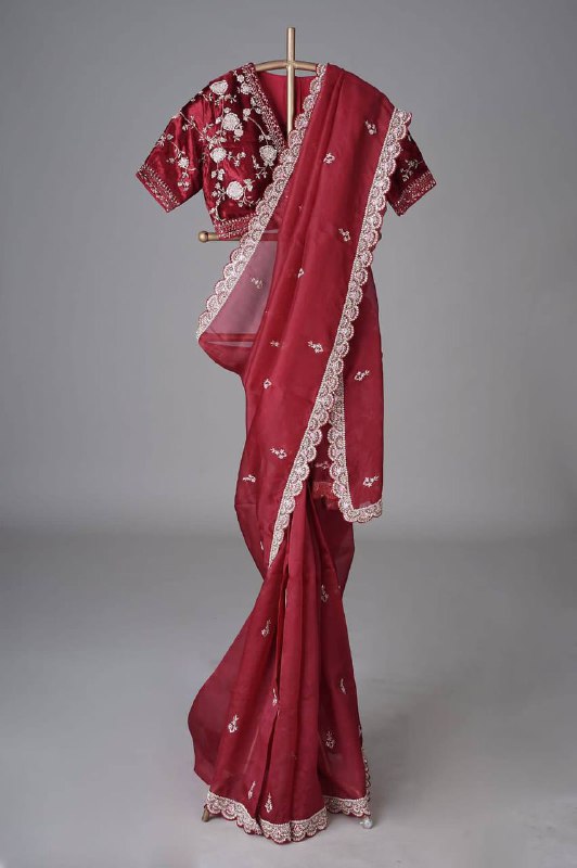 फेस्टिव वियर ऑर्गेना सिल्क कढ़ाई कोडिंग और सीक्वेंस वर्क साड़ी के साथ