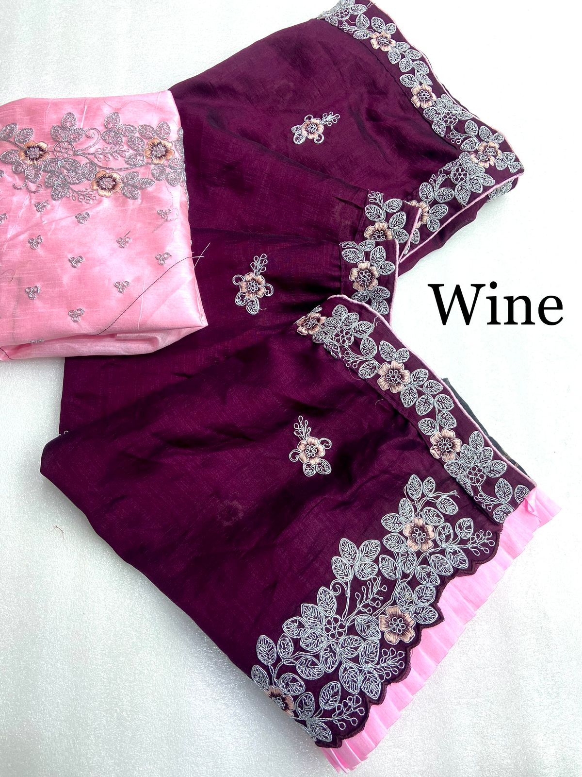 आकर्षक खिलती हुई विचित्रा वर्क साड़ी