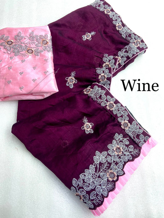 आकर्षक खिलती हुई विचित्रा वर्क साड़ी