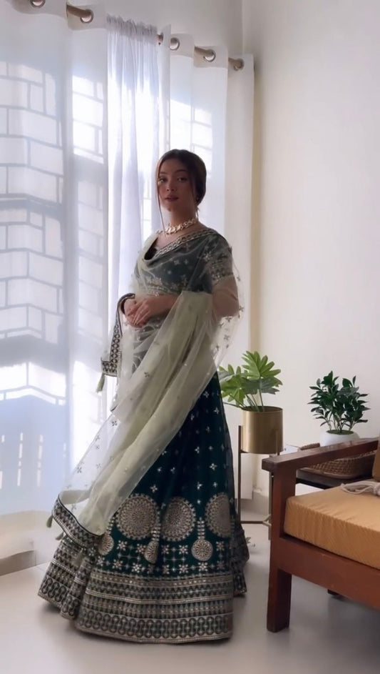 अद्वितीय जॉर्जेट कढ़ाई कार्य लेहेंगा चोली