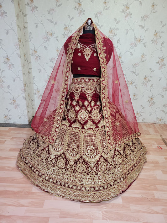मैरून कलर का डिज़ाइनर ज़रकन वर्क और डायमंड वर्क वाला ब्राइडल लहंगा चोली