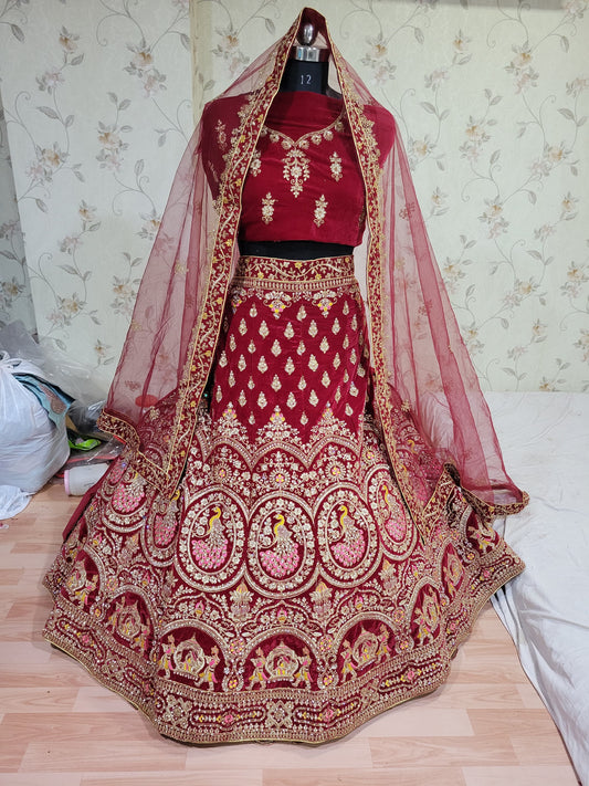 डिजाइनर मैरून कलर वेलवेट कढ़ाई डायमंड वर्क ब्राइडल लहंगा चोली
