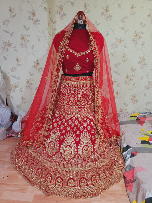 डिजाइनर लाल कढ़ाई हीरा काम लेहेंगा चोली