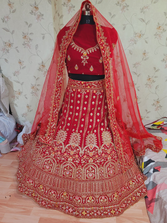खूबसूरत लाल कढ़ाई हीरा काम लेहेंगा चोली