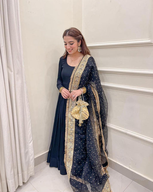 पार्टीवेयर डिज़ाइनर जॉर्जेट वर्क गाउन