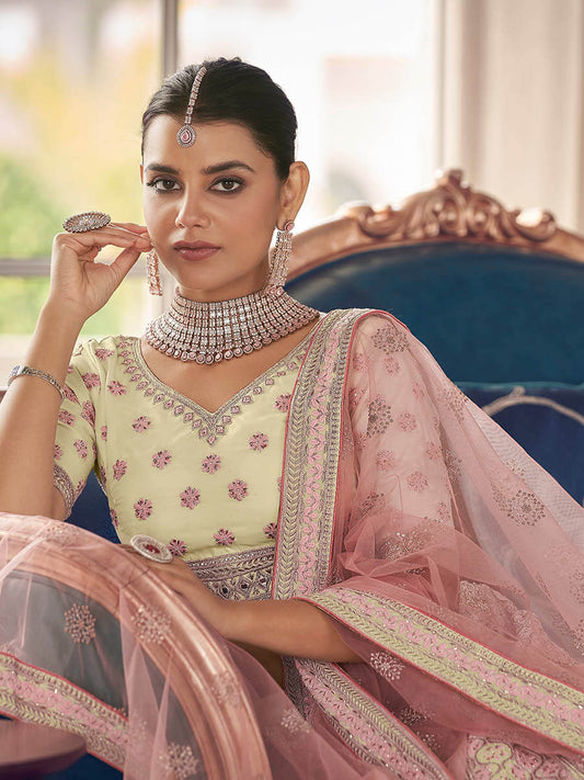 सफ़ेद आर्ट सिल्क भारी कढ़ाई वाला लहंगा