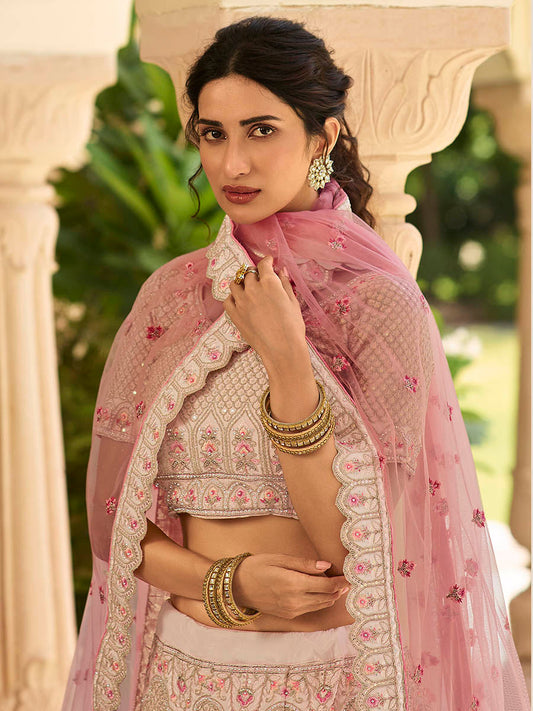 पीच क्रेप कढ़ाई वाला लहंगा