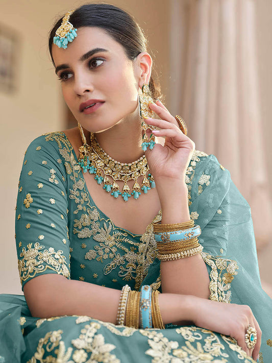 ग्रीन नेट कढ़ाई वाला लहंगा