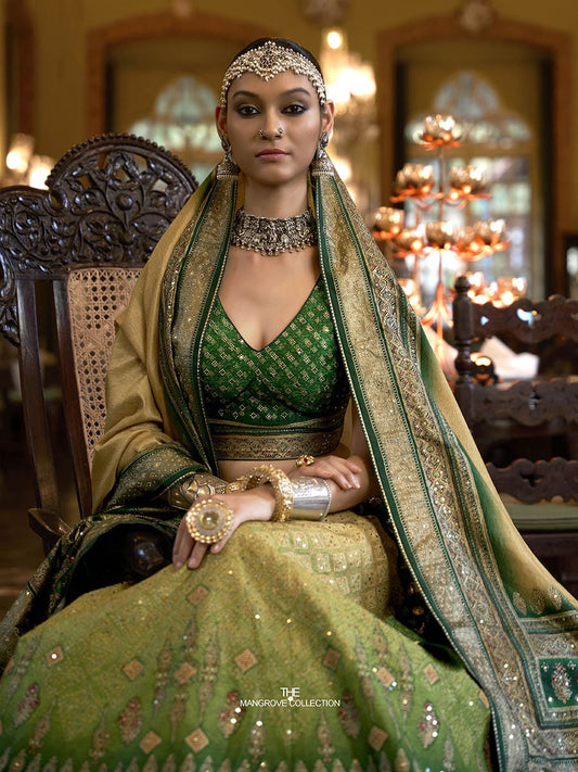 मल्टीकलर रजवाड़ी सिल्क मिरर वर्क ब्राइडल डिज़ाइनर लहंगा