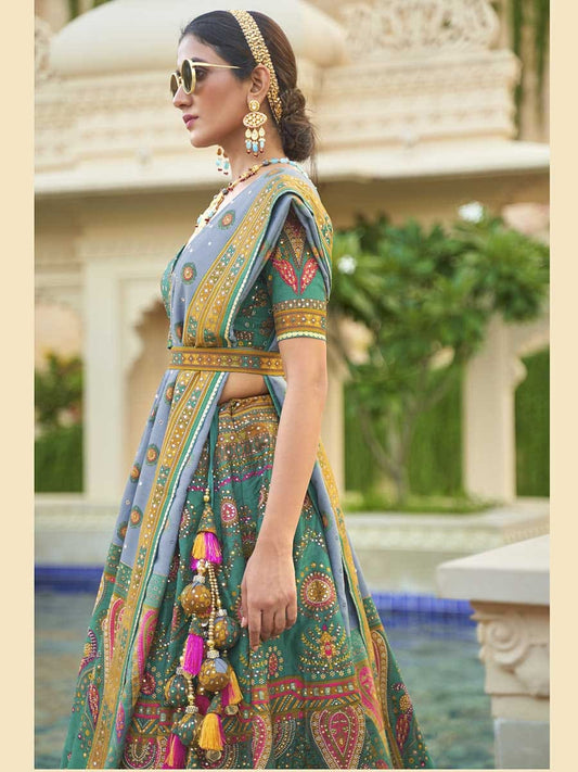 मल्टीकलर रजवाड़ी सिल्क मिरर वर्क ब्राइडल डिज़ाइनर लहंगा