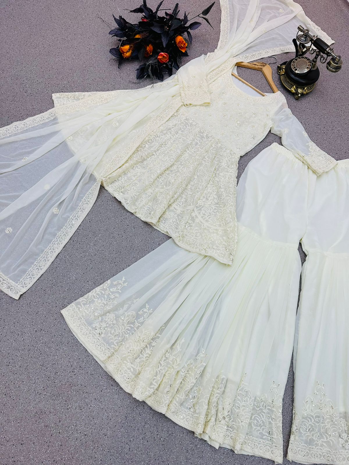 सेलिब्रिटी स्टाइल ऑफ व्हाइट कलर शरारा सूट