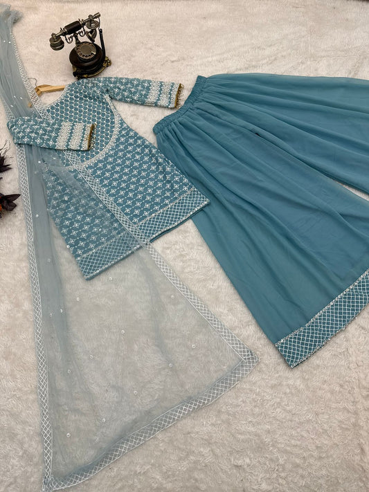 फंक्शन वियर ग्रे कलर का शरारा सूट