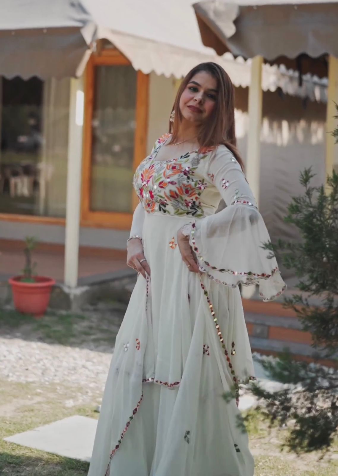 अद्भुत सफ़ेद रंग का वर्क खूबसूरत शरारा सूट