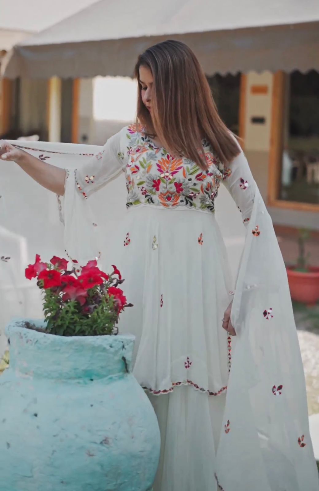 अद्भुत सफ़ेद रंग का वर्क खूबसूरत शरारा सूट