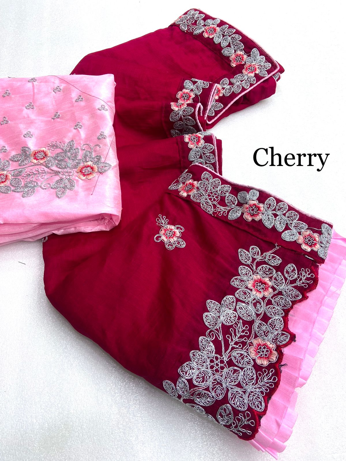 आकर्षक खिलती हुई विचित्रा वर्क साड़ी