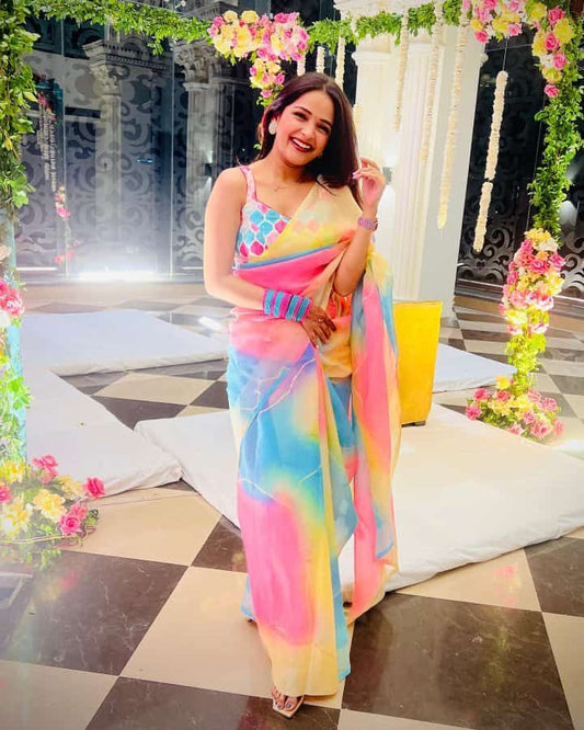 ऑलओवर साड़ी में फॉयल आउटलाइन के साथ स्वप्निल पेस्टल शेडेड प्रिंट