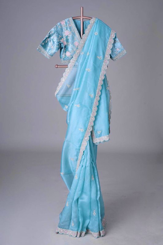 फेस्टिव वियर ऑर्गेना सिल्क कढ़ाई कोडिंग और सीक्वेंस वर्क साड़ी के साथ